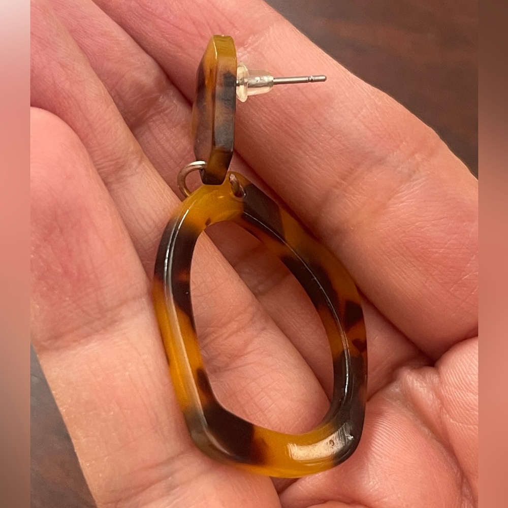 Tortoiseshell Pattern Lucite Drop Earrings - image 3